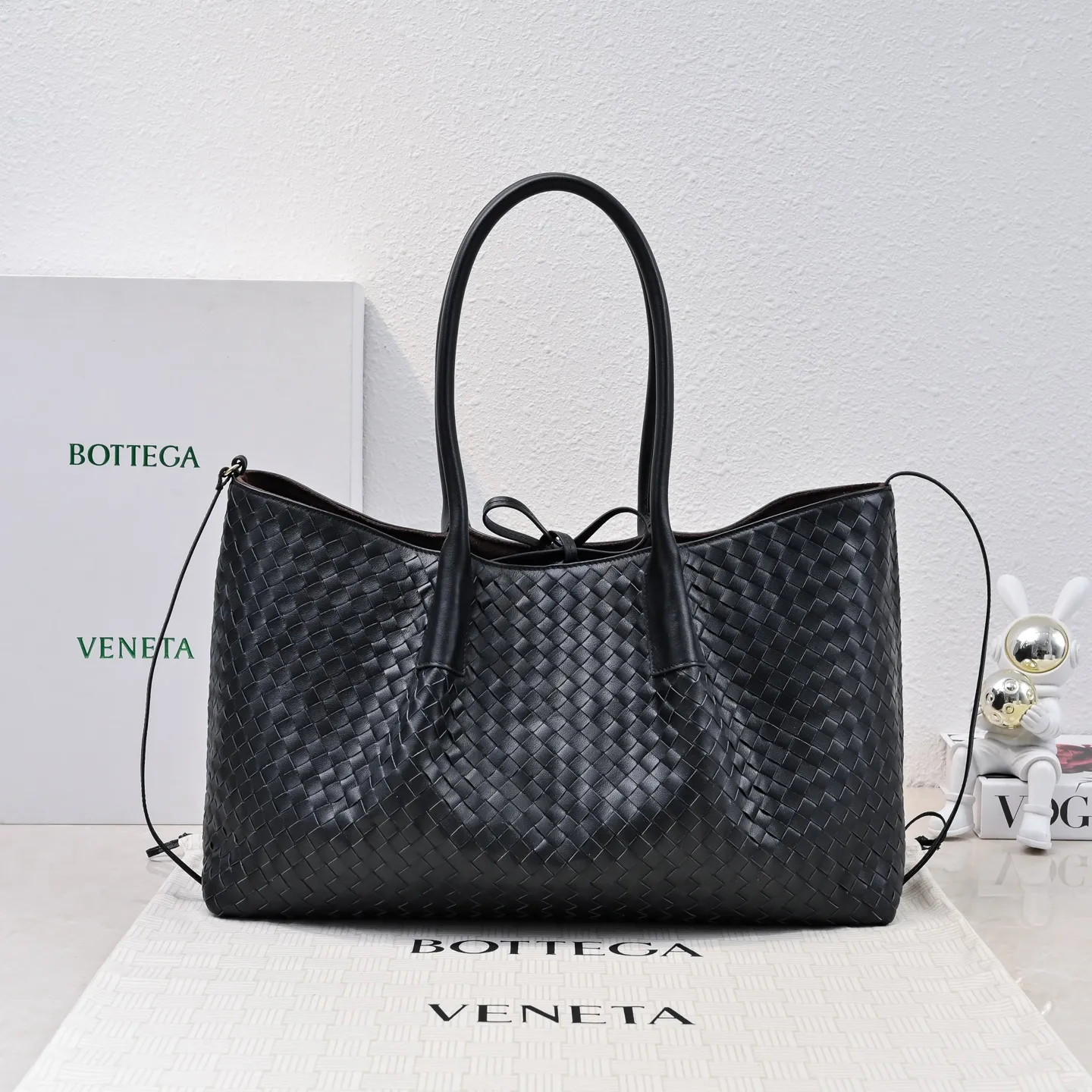 Batch 2360 Bv 2025 early spring series Pinacoteca medium tote handbag. The front is made of classic Intreccia woven cow leather. It is low-key and luxurious. The flip side is made of warm suede. It instantly switches to a lazy and casual style. It has a large internal capacity. It is no pressure to carry a computer for commuting. It is also thoughtfully matched with a small detachable bag. It is full of security. The woven texture is so delicate that you can't put it down. The highlight is that it is super versatile. Come and get your new bag😝 Model: 7166 Size: 23*43*14.5cm